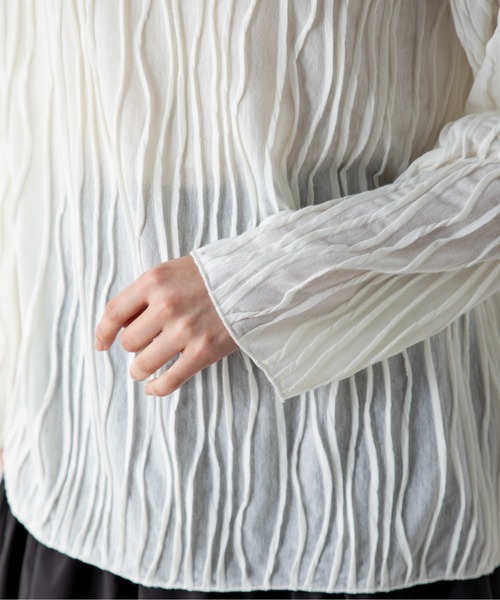 MILLION CARATS（ミリオンカラッツ）の「立体的なステッチデザインを施したメローデザインのシアートップス。ゆったりとしたサイズで楽に着られ、大人な抜け感を演出します。（Tシャツ/カットソー・レディース・ベージュ/ブラック/オフホワイト・FREE）」の8枚目の写真