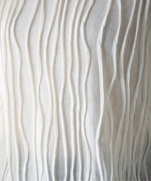 MILLION CARATS（ミリオンカラッツ）の「立体的なステッチデザインを施したメローデザインのシアートップス。ゆったりとしたサイズで楽に着られ、大人な抜け感を演出します。（Tシャツ/カットソー・レディース・ベージュ/ブラック/オフホワイト・FREE）」の9枚目の写真