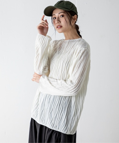 MILLION CARATS（ミリオンカラッツ）の「立体的なステッチデザインを施したメローデザインのシアートップス。ゆったりとしたサイズで楽に着られ、大人な抜け感を演出します。（Tシャツ/カットソー・レディース・ベージュ/ブラック/オフホワイト・FREE）」の10枚目の写真