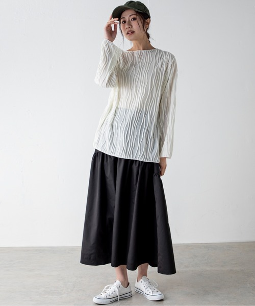 MILLION CARATS（ミリオンカラッツ）の「立体的なステッチデザインを施したメローデザインのシアートップス。ゆったりとしたサイズで楽に着られ、大人な抜け感を演出します。（Tシャツ/カットソー・レディース・ベージュ/ブラック/オフホワイト・FREE）」の11枚目の写真