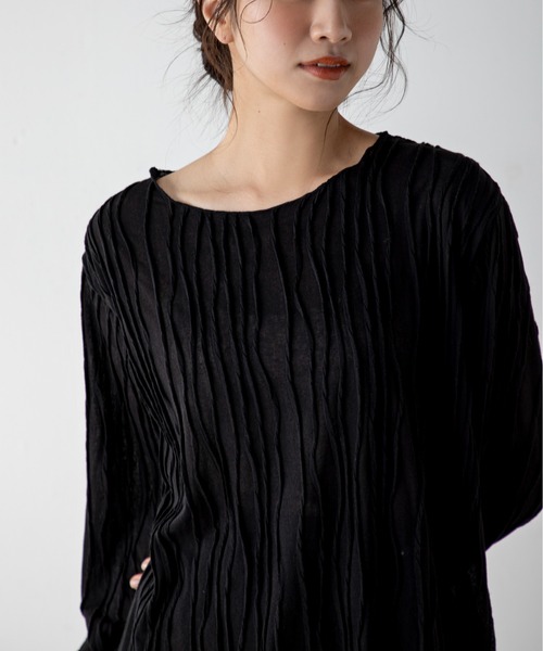 MILLION CARATS（ミリオンカラッツ）の「立体的なステッチデザインを施したメローデザインのシアートップス。ゆったりとしたサイズで楽に着られ、大人な抜け感を演出します。（Tシャツ/カットソー・レディース・ベージュ/ブラック/オフホワイト・FREE）」の17枚目の写真