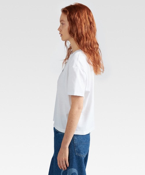 【 】Jeans クラシック バッジ ロゴ Tシャツ ♪ tommy jeans（トミー ジーンズ）の「クラシックバッジロゴT