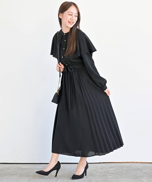 rps（アールピーエス）の「ケープ付キサイドプリーツワンピース（ワンピース・レディース・モカ/ブラック/ダークグリーン・フリー）」の4枚目の写真