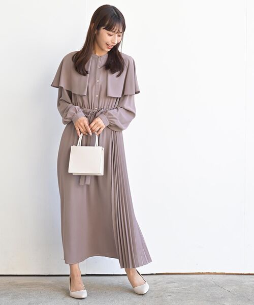 rps（アールピーエス）の「ケープ付キサイドプリーツワンピース（ワンピース・レディース・モカ/ブラック/ダークグリーン・フリー）」の13枚目の写真