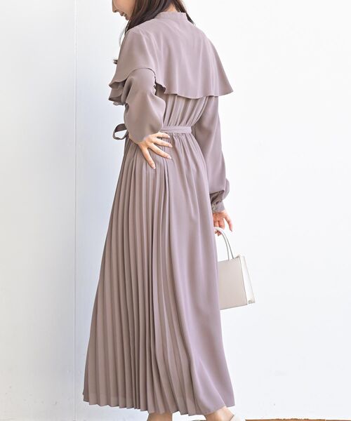 rps（アールピーエス）の「ケープ付キサイドプリーツワンピース（ワンピース・レディース・モカ/ブラック/ダークグリーン・フリー）」の14枚目の写真