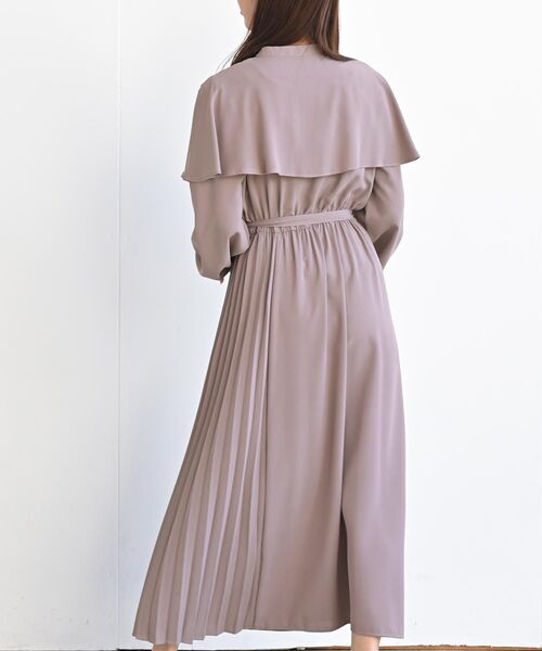 rps（アールピーエス）の「ケープ付キサイドプリーツワンピース（ワンピース・レディース・モカ/ブラック/ダークグリーン・フリー）」の15枚目の写真