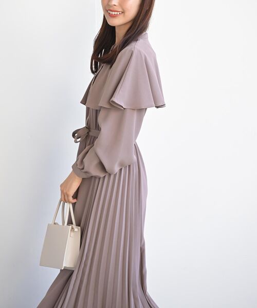 rps（アールピーエス）の「ケープ付キサイドプリーツワンピース（ワンピース・レディース・モカ/ブラック/ダークグリーン・フリー）」の18枚目の写真
