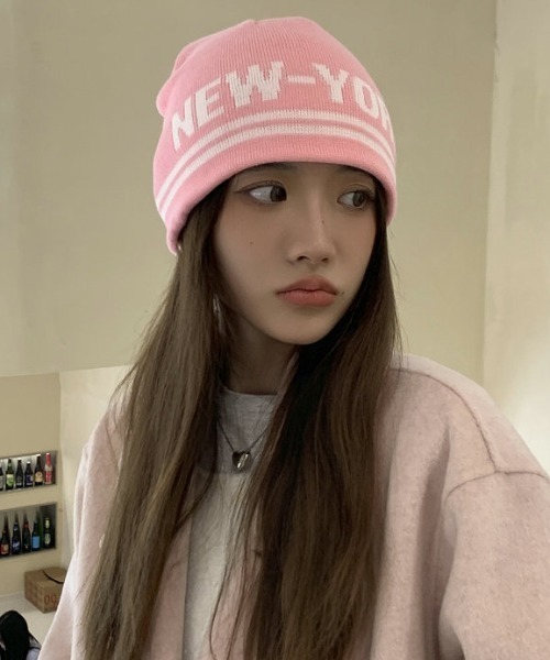 Vipoa（ヴィポア）の「NEW YORK ロゴジャガードニットキャップ（ニットキャップ/ビーニー・レディース・ベージュ/ホワイト/ピンク/ブルー/アイボリー/ブラック・FREE）」の2枚目の写真
