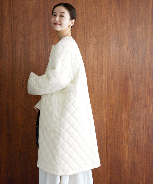 IENA（イエナ）の「ノーカラーキルティングコート（その他アウター・レディース・ホワイト/ネイビー・36/38）」の7枚目の写真