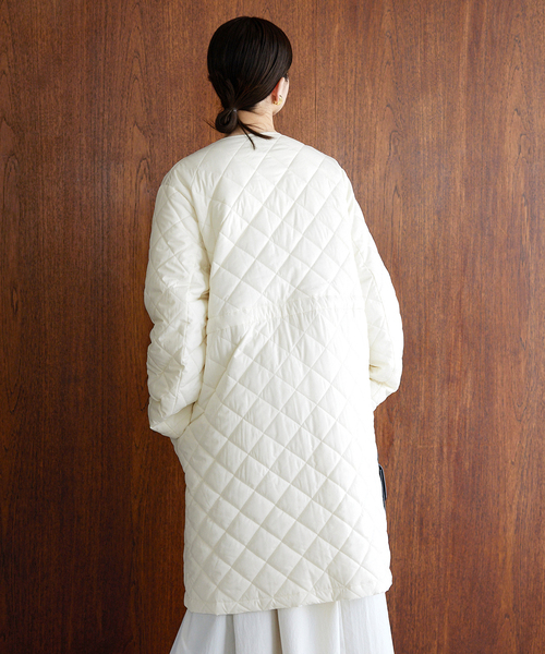 IENA（イエナ）の「ノーカラーキルティングコート（その他アウター・レディース・ホワイト/ネイビー・36/38）」の10枚目の写真