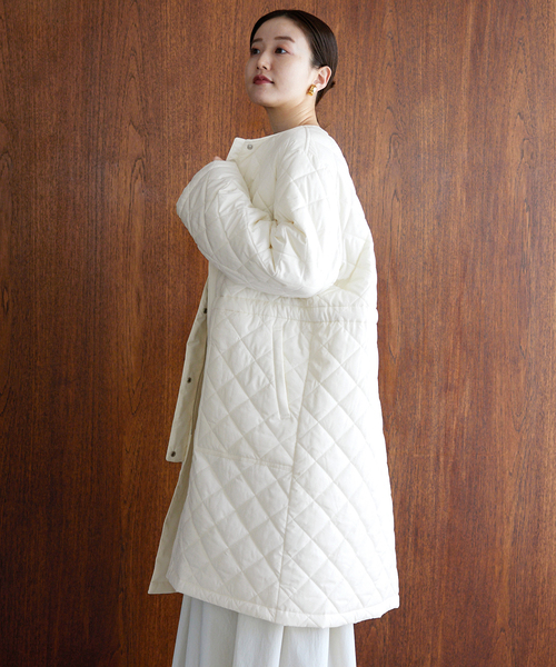IENA（イエナ）の「ノーカラーキルティングコート（その他アウター・レディース・ホワイト/ネイビー・36/38）」の15枚目の写真