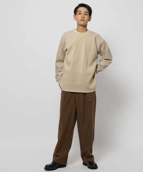 niko and...（ニコアンド）の「袖フェイクレザーラグランプルオーバー（スウェット・メンズ・ベージュ/ブラック・MEDIUM/LARGE）」の6枚目の写真