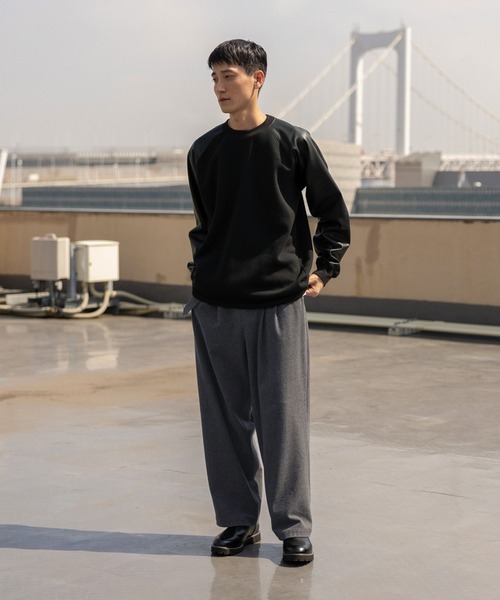 niko and...（ニコアンド）の「袖フェイクレザーラグランプルオーバー（スウェット・メンズ・ベージュ/ブラック・MEDIUM/LARGE）」の19枚目の写真