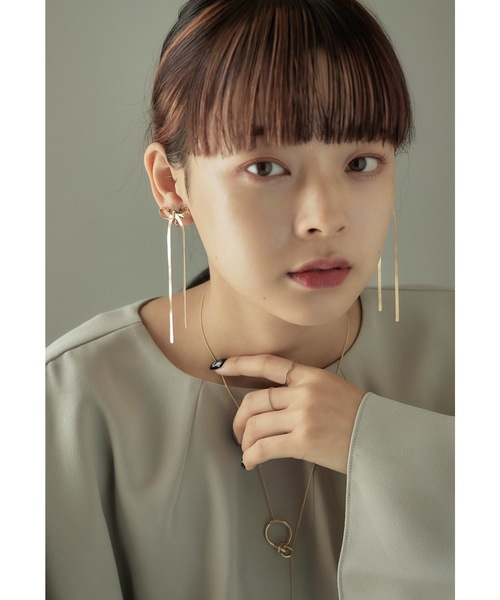 niana(ニアナ)の「スネークチェーンリボンイヤリング 結婚式 二次会 アクセサリー(イヤリング・レディース・シルバー/ゴールド・FREE)」の4枚目の写真