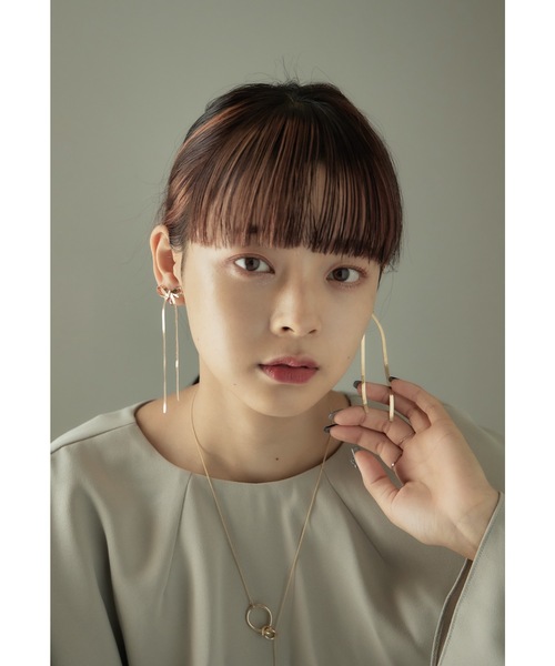 niana(ニアナ)の「スネークチェーンリボンイヤリング 結婚式 二次会 アクセサリー(イヤリング・レディース・シルバー/ゴールド・FREE)」の5枚目の写真