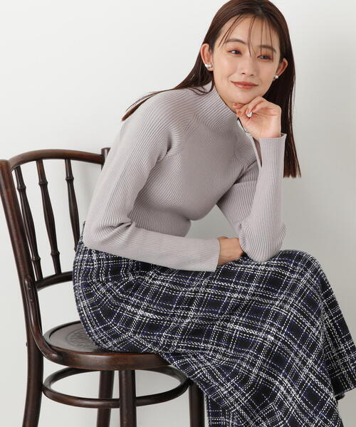 N.（N. Natural Beauty Basic）（エヌエヌナチュラルビューティーベーシック）の「◆スリットカフハイネックニット（ニット/セーター・レディース・ブルー/オフホワイト/ブラック/ライトグレー・MEDIUM）」の18枚目の写真