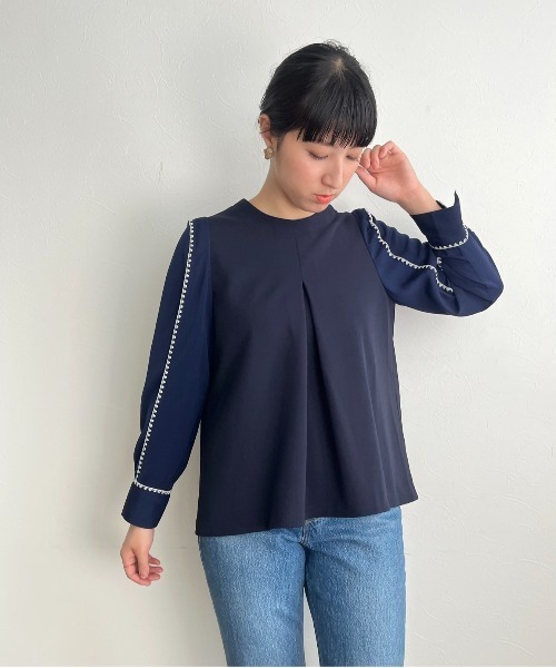 刺繍入りネイビーTシャツ フレアスリーブ ミモザの手刺繍が目を引く＊フレアスリーブ＊ゆったりデザイン