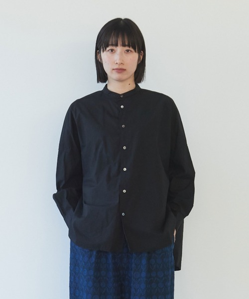 yuni(ユニ )の「コットンキャッチワッシャー ワイドブラウス 1701BL012241(シャツ/ブラウス・レディース・ホワイト/グレー/チャコールグレー/ブルー/グリーン/キナリ/ライラック/カーキ/ブラック・FREE)」の1枚目の写真