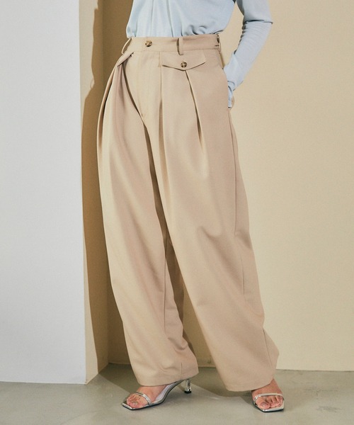 ELLEgirl（エルガール）の「ツータックワイドパンツ【ELLEgirl/エル ガール】（スラックス・レディース・ベージュ/ブラック・S/M）」の2枚目の写真