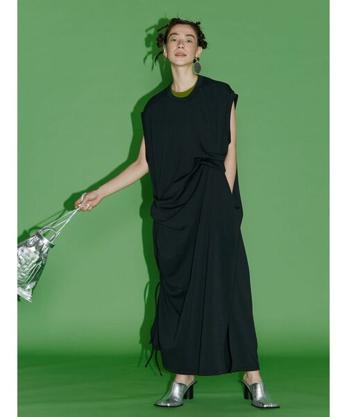 UN3D.(アンスリード)の「W TUCK LOOSE CUT OP / ダブルタックルーズカットワンピース(ワンピース・レディース・カーキ/ブラック/ホワイト・38/36)」の2枚目の写真