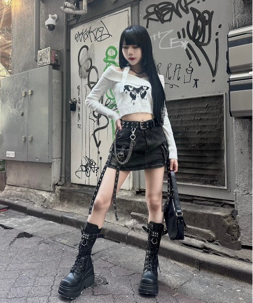 XU(エックスユー)の「【Never mind the XU】strap denim mini skirt / 【ネバーマインド ザ エックスユー】ストラップデニムミニスカート(デニムスカート・レディース・ブラック/ブルー・M)」の3枚目の写真