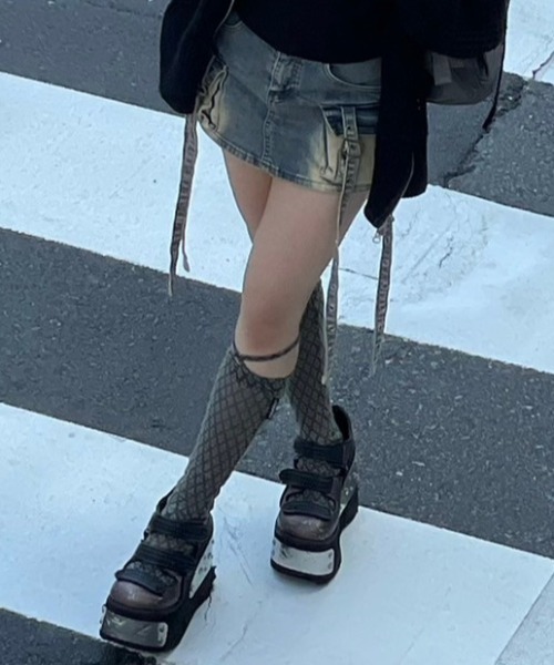 XU(エックスユー)の「【Never mind the XU】strap denim mini skirt / 【ネバーマインド ザ エックスユー】ストラップデニムミニスカート(デニムスカート・レディース・ブラック/ブルー・M)」の9枚目の写真