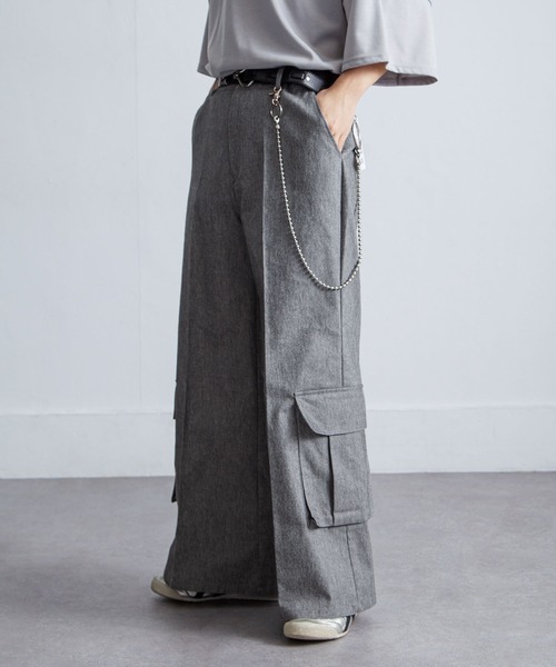 NILWAY(ニルウェイ)の「アンダーポケットフレアカーゴスラックス/アンダーポケットデザインフレア カーゴパンツ(カーゴパンツ・メンズ・ダークグレー/ライトグレー/ブラック・MEDIUM/LARGE/SMALL)」の1枚目の写真