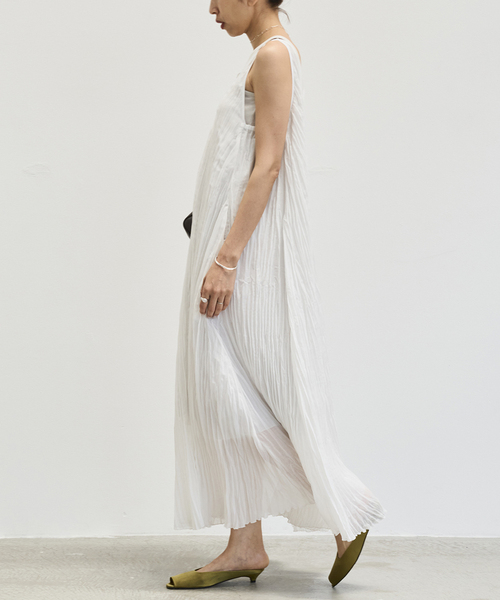 IENA(イエナ)の「シアープリーツワンピース(ワンピース・レディース・ブラック/ホワイト・36/38)」の2枚目の写真