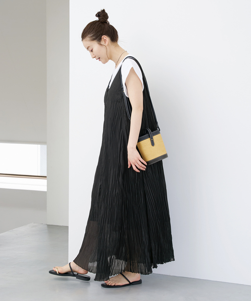 IENA(イエナ)の「シアープリーツワンピース(ワンピース・レディース・ブラック/ホワイト・36/38)」の16枚目の写真