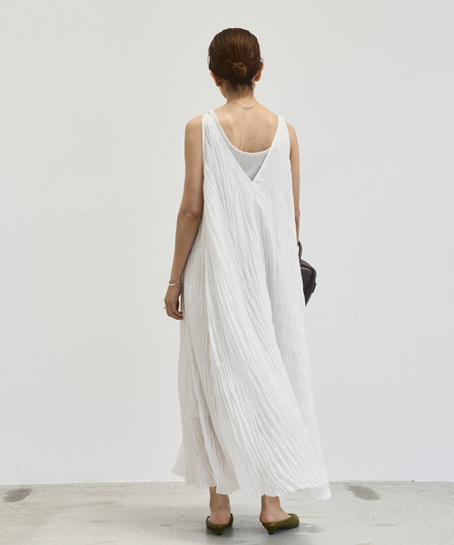 IENA(イエナ)の「シアープリーツワンピース(ワンピース・レディース・ブラック/ホワイト・36/38)」の22枚目の写真