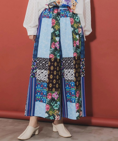 ScoLar（スカラー）の「ScoLar/スカラー　花柄パッチワークPT（その他パンツ・レディース・ネイビー/ベージュ・FREE）」の2枚目の写真