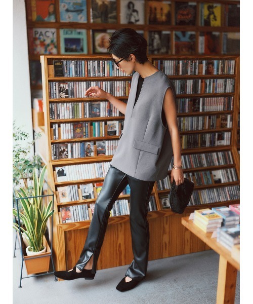 Mila Owen（ミラオーウェン）の「キーネックコクーンプルベスト