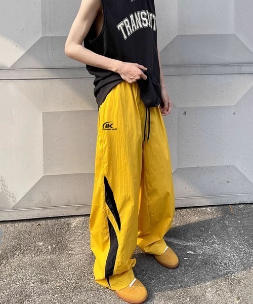 NOWLE（ノウル）の「【NOWLE】サイドライン ワイド シャカシャカ パンツ（その他パンツ・メンズ・イエロー/サックスブルー・LARGE/MEDIUM/SMALL/X-LARGE）」の2枚目の写真