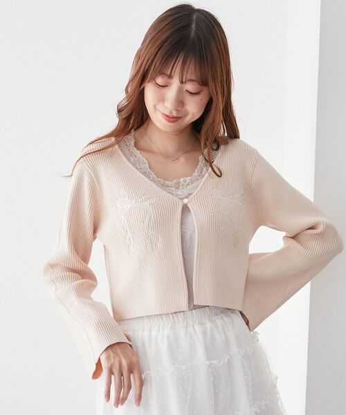 MAJESTIC LEGON（マジェスティックレゴン）の「リボンエンブロイダリーカーディガン（カーディガン/ボレロ・レディース・アイボリー/ピンク/ライトグレー/ブラック/ボルドー・MEDIUM）」の4枚目の写真