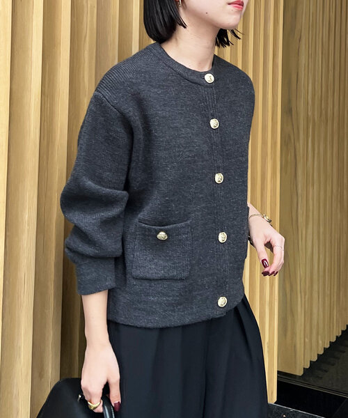 Jena espace merveilleux(ジェナ エスパスメルヴェイユ)の「メタルボタンカーディガン(カーディガン/ボレロ・レディース・アイボリー/チャコールグレー/ブルー・FREE)」の2枚目の写真