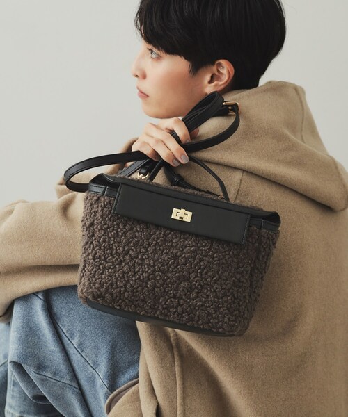 OPAQUE.CLIP（オペークドットクリップ）の「【2WAY】ボアトリミングスクエアデザインバッグ（ハンドバッグ・レディース・チャコールグレー/オフホワイト・00）」の2枚目の写真