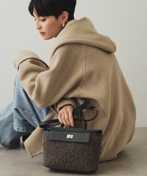 OPAQUE.CLIP（オペークドットクリップ）の「【2WAY】ボアトリミングスクエアデザインバッグ（ハンドバッグ・レディース・チャコールグレー/オフホワイト・00）」の3枚目の写真