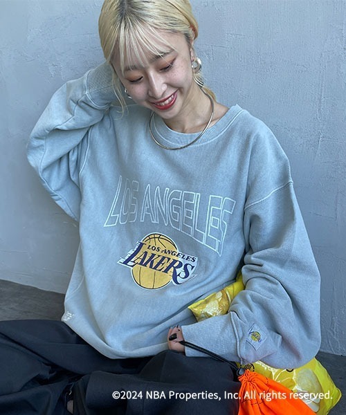 OFF THE COURT by NBA（オフザコートバイエヌビーエー）の「[OFF THE COURT by NBA/オフ・ザ・コート バイ NBA] 別注 ピグメント染め ロゴプリントクルーネックスウェット（スウェット・レディース・ブラック/グレー/ブルー・S/M/L/XL）」の2枚目の写真