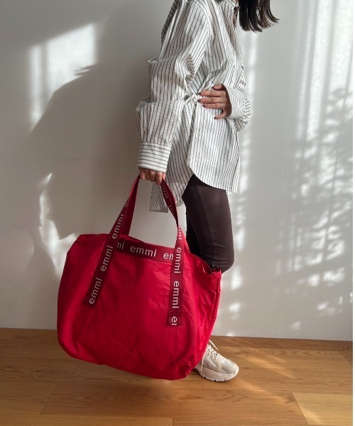 emmi（エミ）の「【ONLINE限定カラー】emmiロゴビッグトートバッグ（トートバッグ・レディース・シルバー/グレー/ブラック/ネイビー/レッド・FREE）」の4枚目の写真