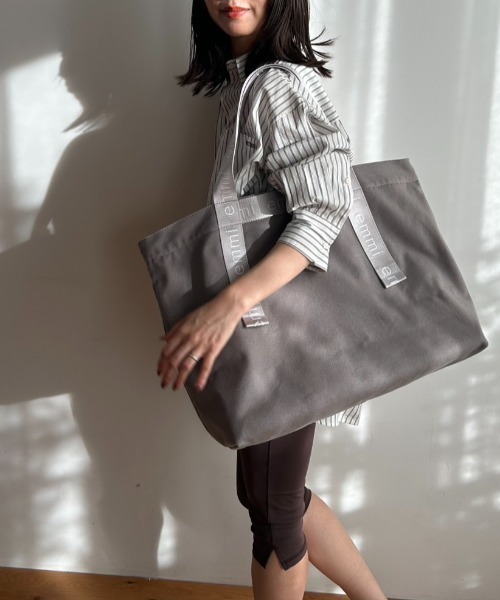 emmi（エミ）の「【ONLINE限定カラー】emmiロゴビッグトートバッグ（トートバッグ・レディース・シルバー/グレー/ブラック/ネイビー/レッド・FREE）」の13枚目の写真