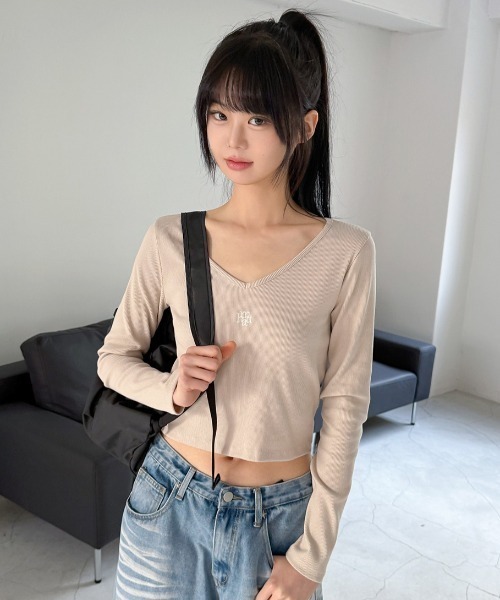 muahmuah(ムーアムーア)の「A'GEM/9 × .kom 『muah muah/ムーアムーア』 STITCH V NECK LONG SLEEVE T-SHIRT/ステッチ V ネック 長袖カットソー(Tシャツ/カットソー・レディース・アイボリー/ブラック/ベージュ/ピンク・FREE)」の3枚目の写真