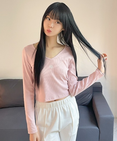 muahmuah(ムーアムーア)の「A'GEM/9 × .kom 『muah muah/ムーアムーア』 STITCH V NECK LONG SLEEVE T-SHIRT/ステッチ V ネック 長袖カットソー(Tシャツ/カットソー・レディース・アイボリー/ブラック/ベージュ/ピンク・FREE)」の4枚目の写真