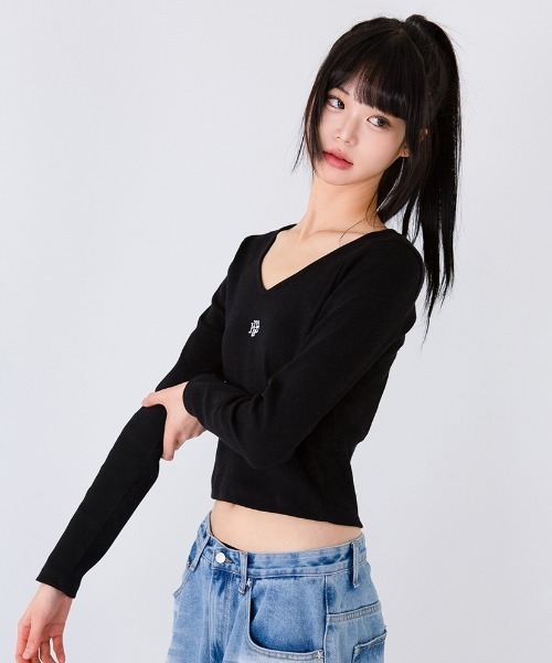muahmuah(ムーアムーア)の「A'GEM/9 × .kom 『muah muah/ムーアムーア』 STITCH V NECK LONG SLEEVE T-SHIRT/ステッチ V ネック 長袖カットソー(Tシャツ/カットソー・レディース・アイボリー/ブラック/ベージュ/ピンク・FREE)」の1枚目の写真