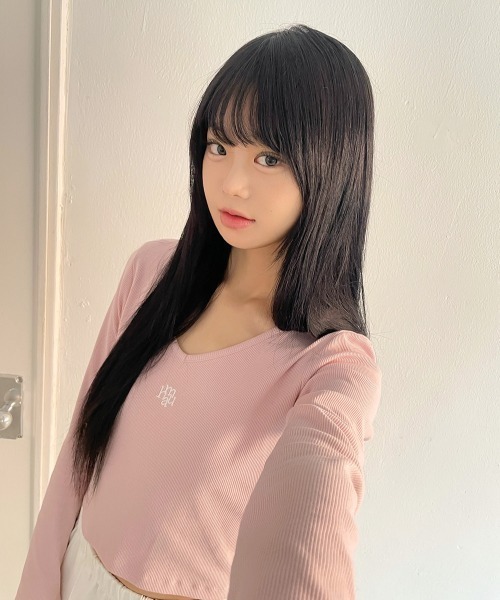 muahmuah(ムーアムーア)の「A'GEM/9 × .kom 『muah muah/ムーアムーア』 STITCH V NECK LONG SLEEVE T-SHIRT/ステッチ V ネック 長袖カットソー(Tシャツ/カットソー・レディース・アイボリー/ブラック/ベージュ/ピンク・FREE)」の17枚目の写真
