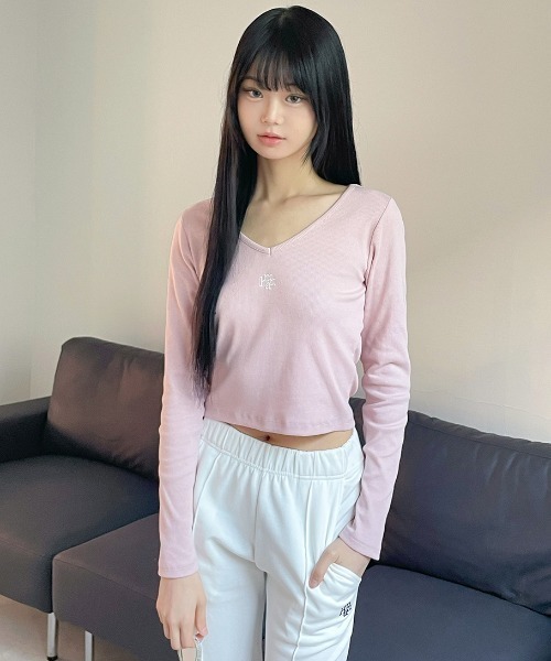 muahmuah(ムーアムーア)の「A'GEM/9 × .kom 『muah muah/ムーアムーア』 STITCH V NECK LONG SLEEVE T-SHIRT/ステッチ V ネック 長袖カットソー(Tシャツ/カットソー・レディース・アイボリー/ブラック/ベージュ/ピンク・FREE)」の18枚目の写真