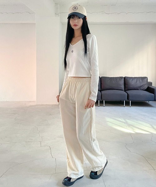muahmuah(ムーアムーア)の「A'GEM/9 × .kom 『muah muah/ムーアムーア』 STITCH V NECK LONG SLEEVE T-SHIRT/ステッチ V ネック 長袖カットソー(Tシャツ/カットソー・レディース・アイボリー/ブラック/ベージュ/ピンク・FREE)」の8枚目の写真