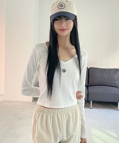 muahmuah(ムーアムーア)の「A'GEM/9 × .kom 『muah muah/ムーアムーア』 STITCH V NECK LONG SLEEVE T-SHIRT/ステッチ V ネック 長袖カットソー(Tシャツ/カットソー・レディース・アイボリー/ブラック/ベージュ/ピンク・FREE)」の6枚目の写真