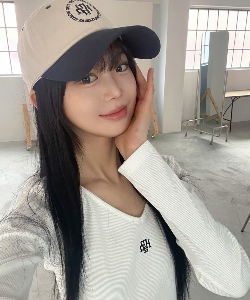 muahmuah(ムーアムーア)の「A'GEM/9 × .kom 『muah muah/ムーアムーア』 STITCH V NECK LONG SLEEVE T-SHIRT/ステッチ V ネック 長袖カットソー(Tシャツ/カットソー・レディース・アイボリー/ブラック/ベージュ/ピンク・FREE)」の5枚目の写真