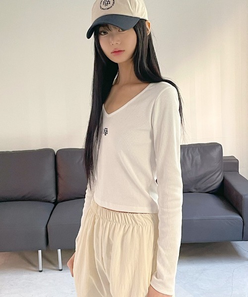muahmuah(ムーアムーア)の「A'GEM/9 × .kom 『muah muah/ムーアムーア』 STITCH V NECK LONG SLEEVE T-SHIRT/ステッチ V ネック 長袖カットソー(Tシャツ/カットソー・レディース・アイボリー/ブラック/ベージュ/ピンク・FREE)」の7枚目の写真
