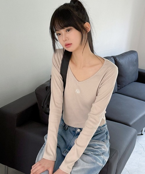 muahmuah(ムーアムーア)の「A'GEM/9 × .kom 『muah muah/ムーアムーア』 STITCH V NECK LONG SLEEVE T-SHIRT/ステッチ V ネック 長袖カットソー(Tシャツ/カットソー・レディース・アイボリー/ブラック/ベージュ/ピンク・FREE)」の13枚目の写真